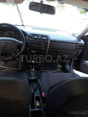 Opel Vectra 1993, 528,000 km - 1.8 l - Qax