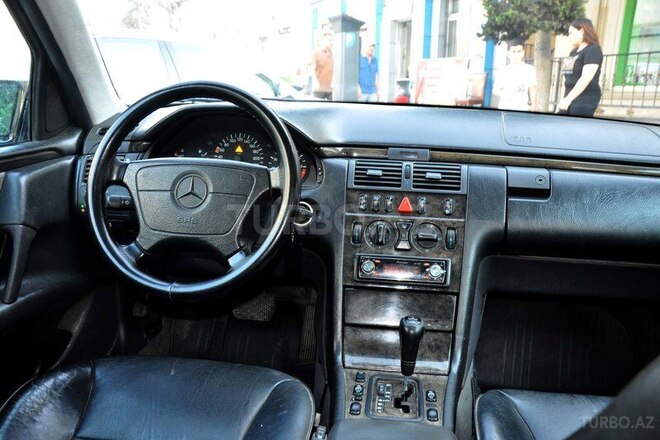 Mercedes E 240 1998, 310,000 km - 2.4 l - Bakı