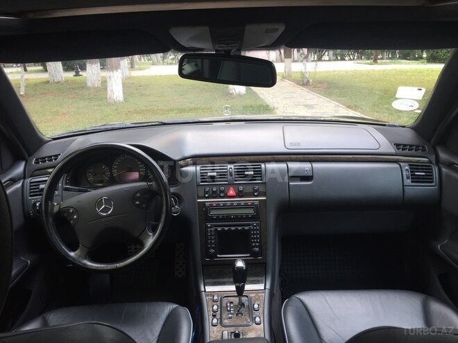 Mercedes E 320 2001, 135,290 km - 3.2 л - Sumqayıt