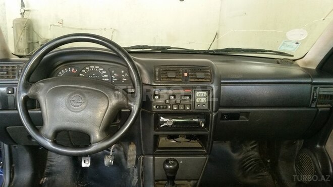 Opel Vectra 1995, 425,745 km - 0.2 л - Qax