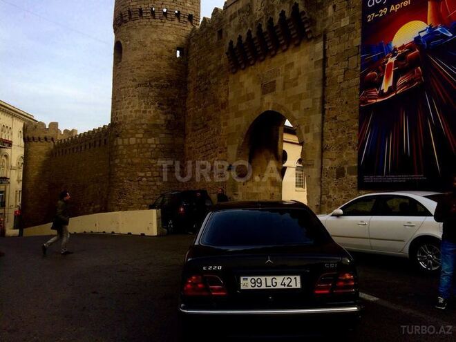 Mercedes E 220 2000, 333,556 km - 2.2 l - Astara