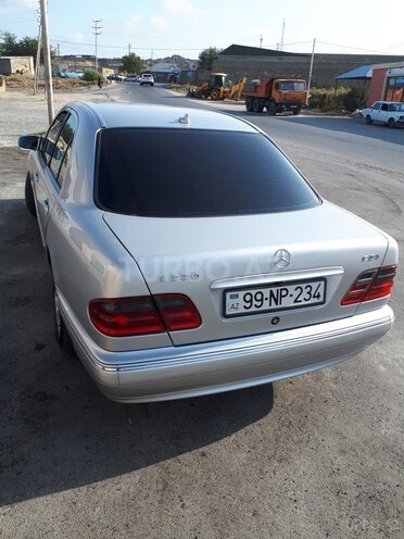 Mercedes E 220 2001, 240,000 km - 2.2 л - Bakı