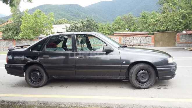 Opel Vectra 1994, 385,000 km - 1.6 l - Qax
