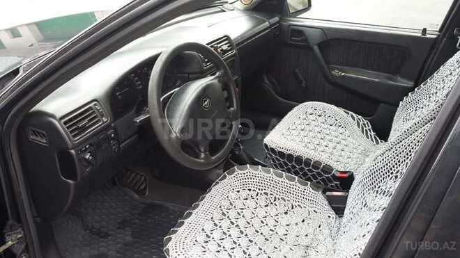 Opel Vectra 1994, 385,000 km - 1.6 l - Qax