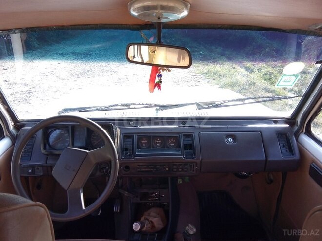 Isuzu  1986, 300,699 km - 2.2 l - Quba