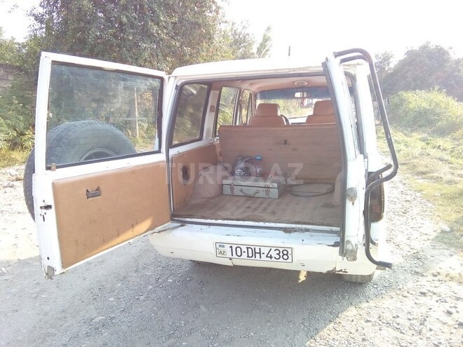 Isuzu  1986, 300,699 km - 2.2 l - Quba