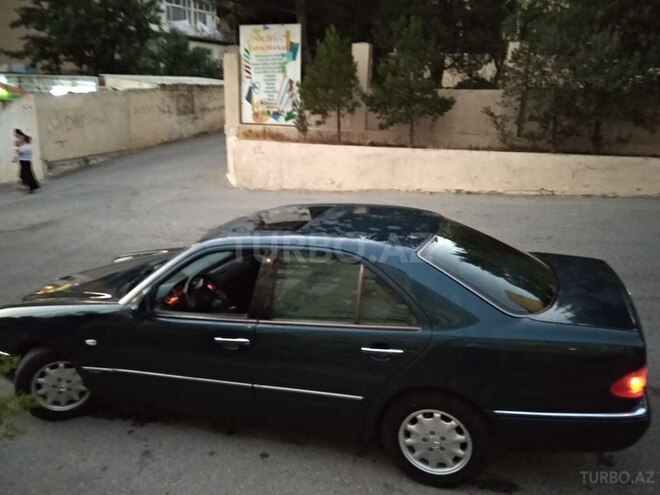 Mercedes E 240 1999, 299,000 km - 2.4 l - Bakı