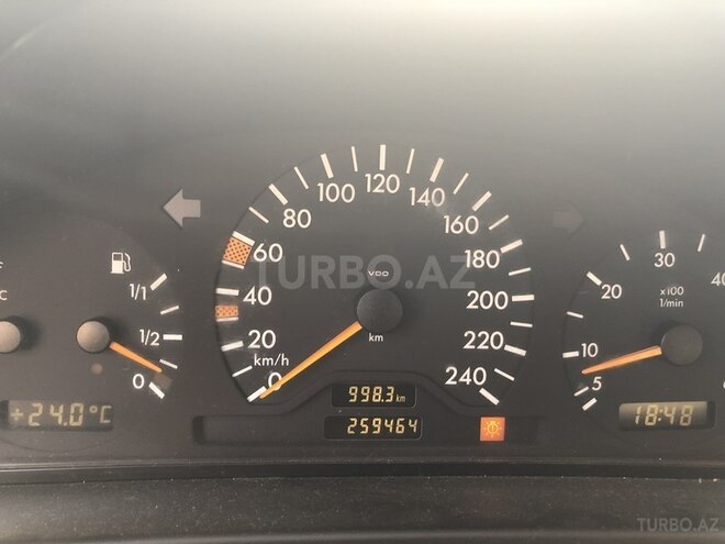 Mercedes E 220 1999, 259,464 km - 2.2 l - Bakı