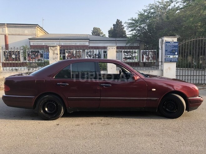 Mercedes E 220 1999, 259,464 km - 2.2 l - Bakı