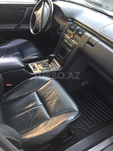 Mercedes E 240 2000, 260,300 km - 2.6 l - Bakı