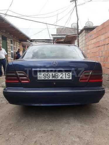 Mercedes E 220 1999, 130,000 km - 2.2 l - Bakı