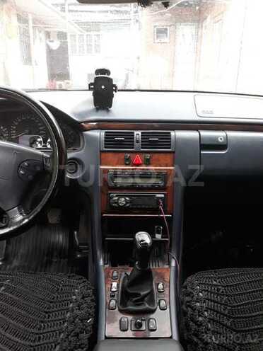 Mercedes E 220 1999, 130,000 km - 2.2 l - Bakı