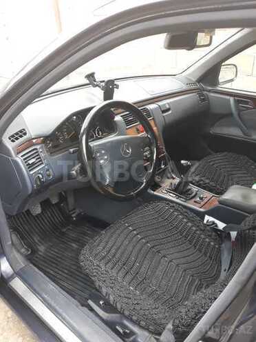 Mercedes E 220 1999, 130,000 km - 2.2 l - Bakı