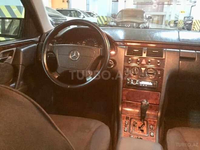 Mercedes E 240 1999, 220,000 km - 2.4 l - Bakı