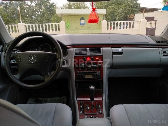 Mercedes E 200 2000, 237,000 km - 2.0 l - Salyan