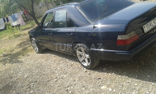 Mercedes E 230 1987, 562,331 km - 2.3 l - Yevlax