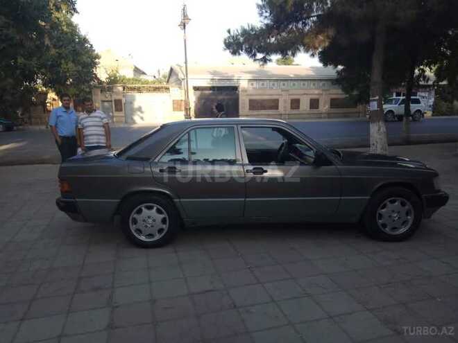 Mercedes 190 1989, 289,304 km - 2.0 l - Saatlı