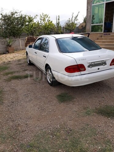 Mercedes E 230 1996, 380,000 km - 0.2 l - Masallı