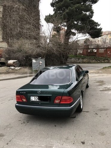 Mercedes E 240 1999, 290,000 km - 2.4 l - Bakı