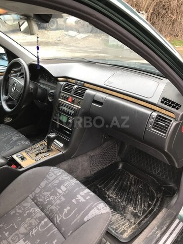 Mercedes E 240 1999, 290,000 km - 2.4 l - Bakı