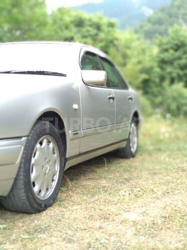 Mercedes E 280 1997, 360,000 km - 3.2 л - Bakı