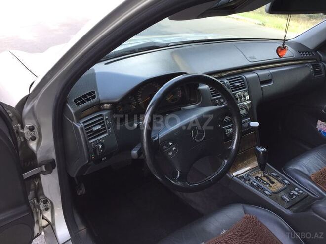 Mercedes E 280 2000, 286,032 km - 2.8 л - Zaqatala
