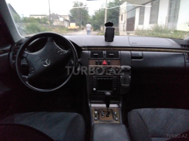 Mercedes E 240 1999, 372,000 km - 2.4 l - Qazax