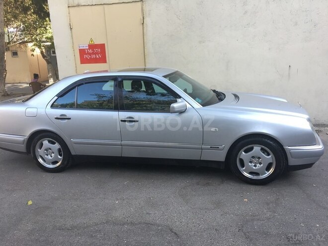 Mercedes E 240 1999, 320,000 km - 2.4 l - Bakı