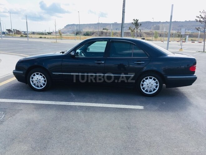 Mercedes E 220 2001, 297,557 km - 2.2 l - Bakı