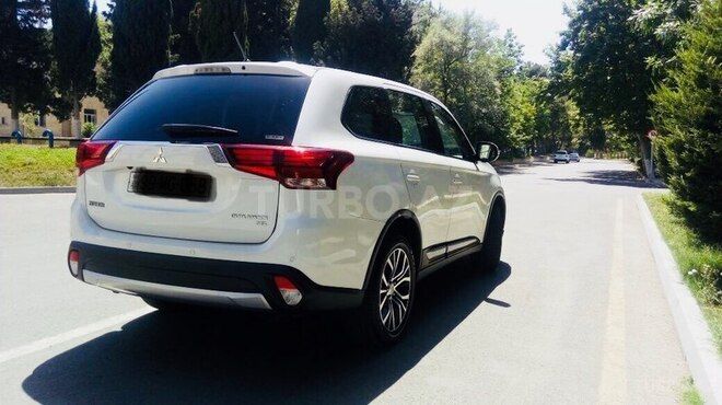 Mitsubishi Outlander 2016, 26,800 km - 2.4 л - Bakı