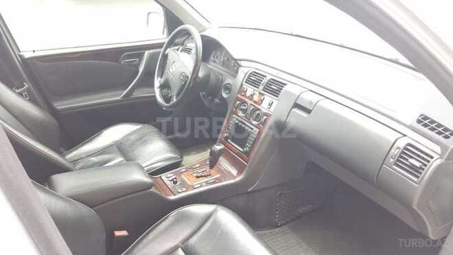 Mercedes E 240 2000, 210,000 km - 2.6 л - Bakı