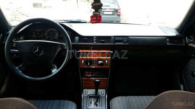 Mercedes E 220 1994, 298,000 km - 2.2 l - Bakı
