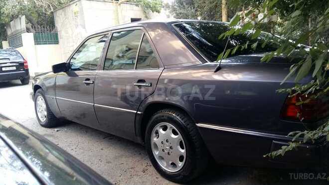 Mercedes E 220 1994, 298,000 km - 2.2 l - Bakı