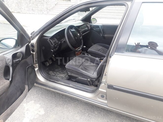 Opel Vectra 1995, 150,000 km - 2.0 l - Şəki