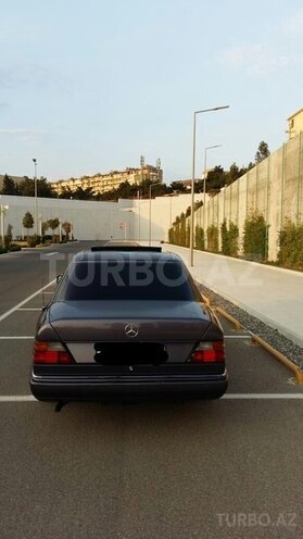 Mercedes E 220 1994, 298,000 km - 2.2 l - Bakı