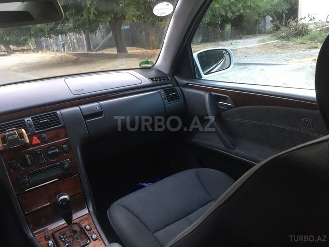 Mercedes E 240 1999, 176,000 km - 2.4 l - Bakı