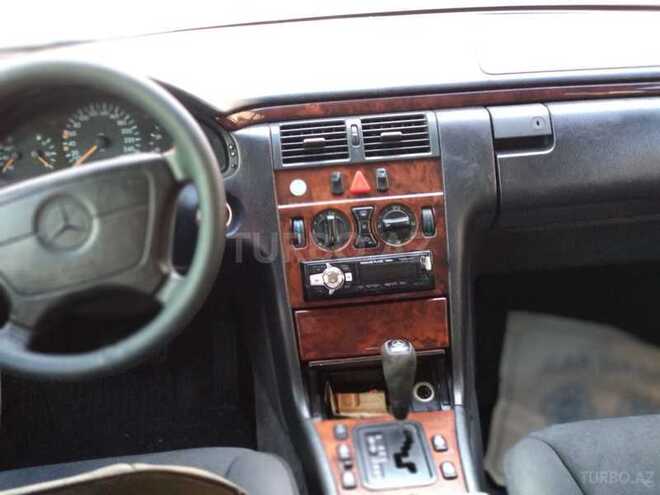 Mercedes E 240 1997, 298,000 km - 2.4 л - Gəncə