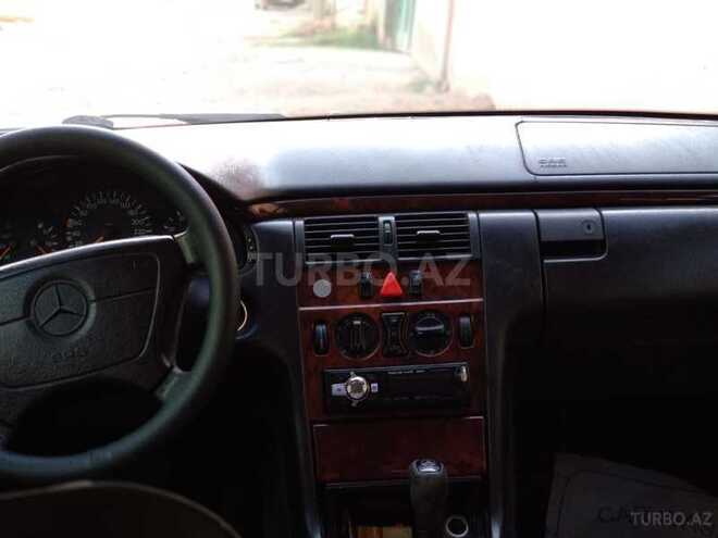 Mercedes E 240 1997, 298,000 km - 2.4 л - Gəncə