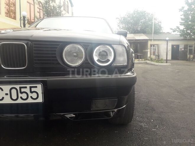 BMW 520 1991, 300,000 km - 0.4 l - Zaqatala