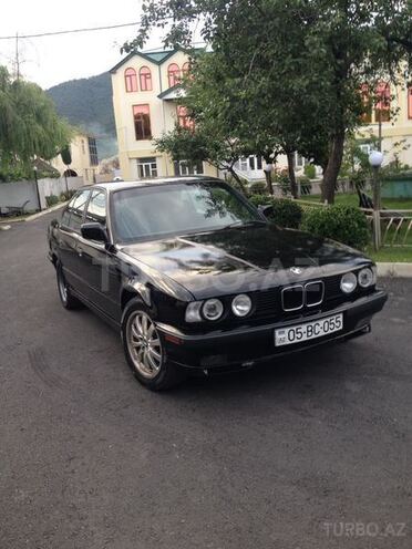 BMW 520 1991, 300,000 km - 0.4 l - Zaqatala