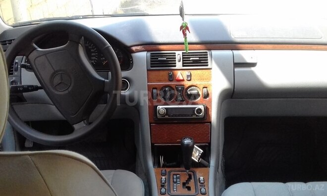 Mercedes E 220 1998, 329,000 km - 2.2 l - Xırdalan