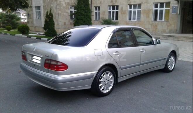 Mercedes E 270 2001, 241,000 km - 2.7 l - Qax