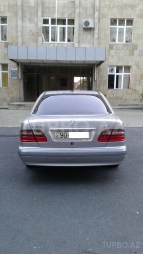 Mercedes E 270 2001, 241,000 km - 2.7 l - Qax
