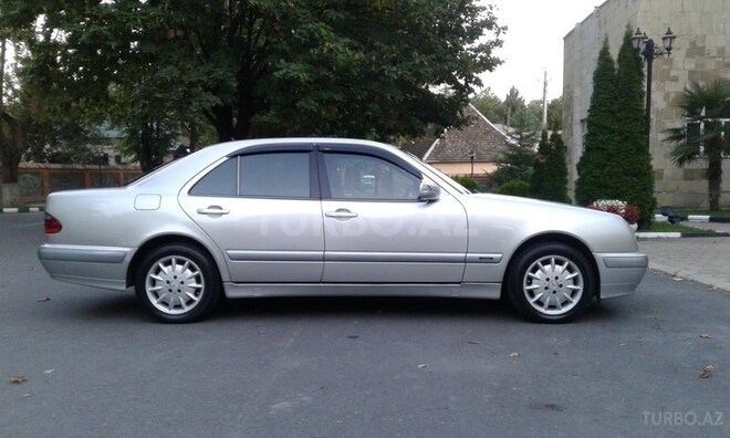 Mercedes E 270 2001, 241,000 km - 2.7 l - Qax