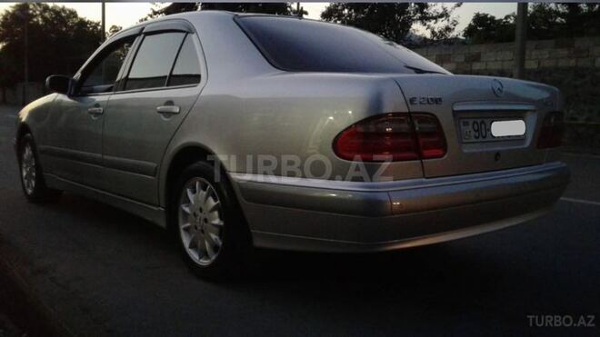 Mercedes E 270 2001, 241,000 km - 2.7 l - Qax