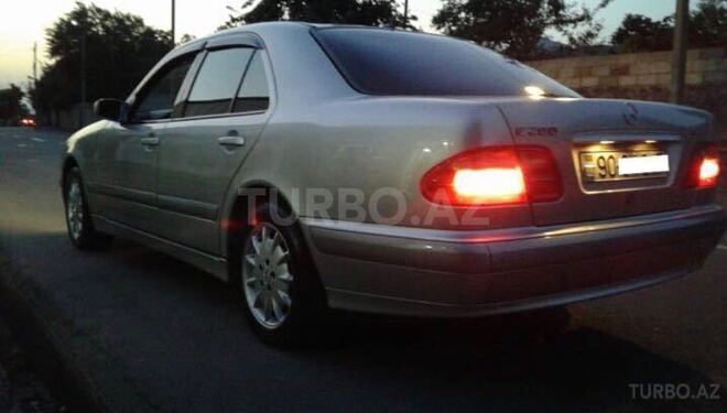 Mercedes E 270 2001, 241,000 km - 2.7 l - Qax