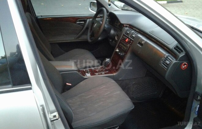 Mercedes E 270 2001, 241,000 km - 2.7 l - Qax