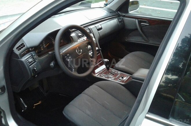 Mercedes E 270 2001, 241,000 km - 2.7 l - Qax