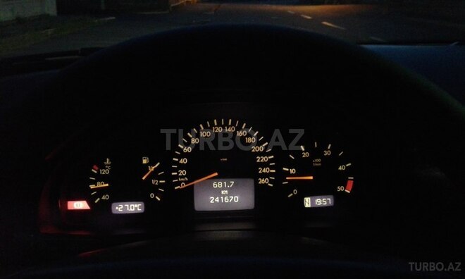 Mercedes E 270 2001, 241,000 km - 2.7 l - Qax