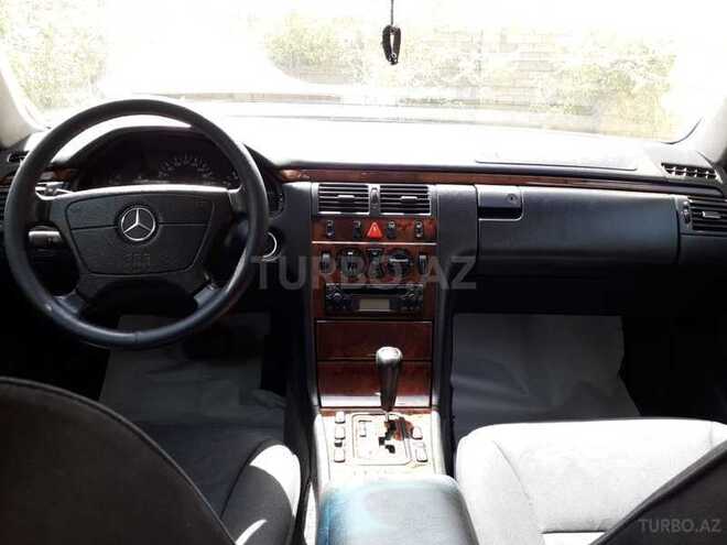 Mercedes E 240 1999, 267,391 km - 2.4 l - Bakı
